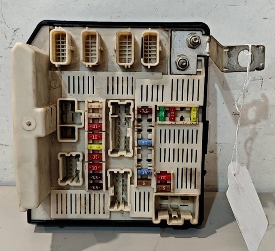 CAJA RELES / FUSIBLES
