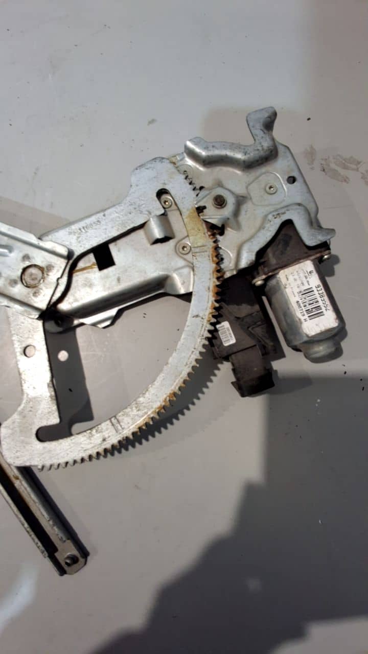 ELEVALUNAS DELANTERO DERECHO