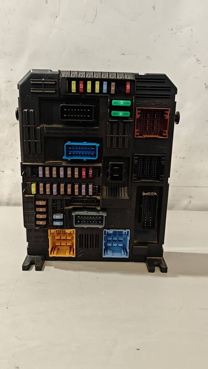 CAJA RELES / FUSIBLES
