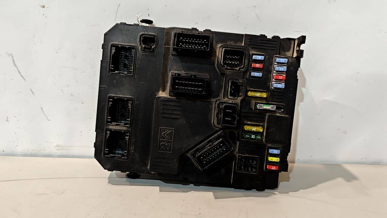 CAJA RELES / FUSIBLES