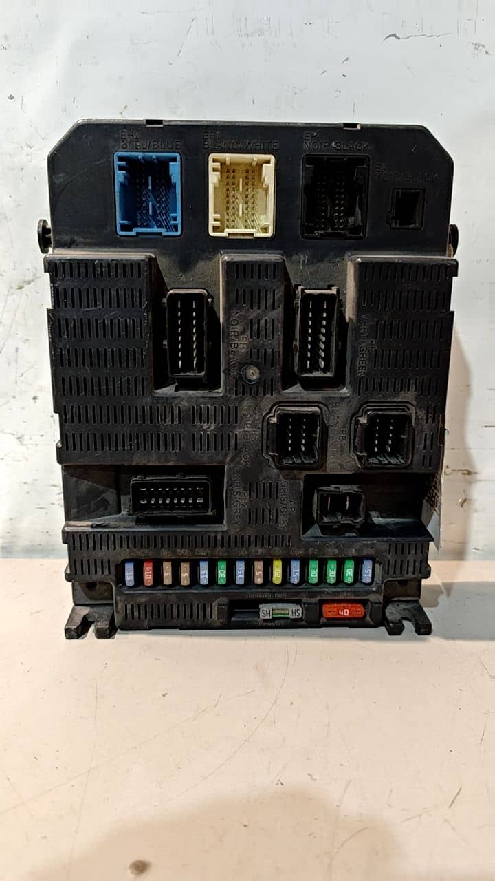 CAJA RELES / FUSIBLES