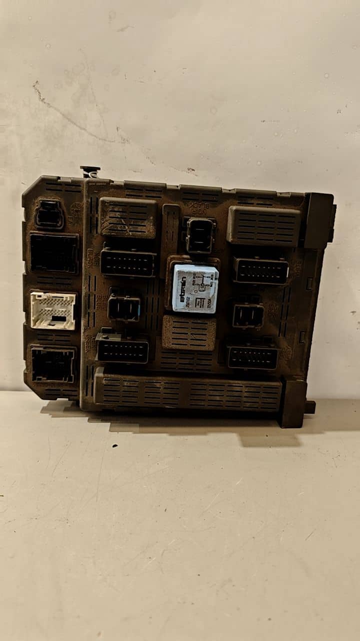 CAJA RELES / FUSIBLES