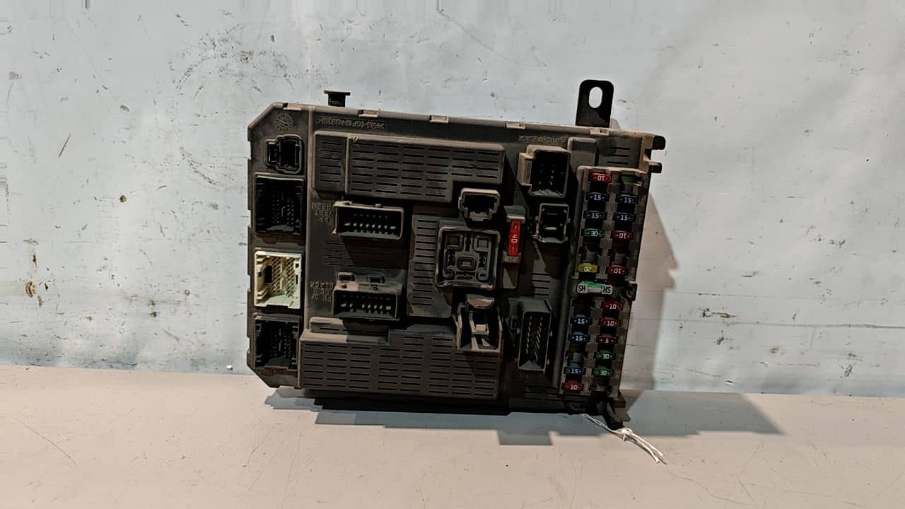 CAJA RELES / FUSIBLES